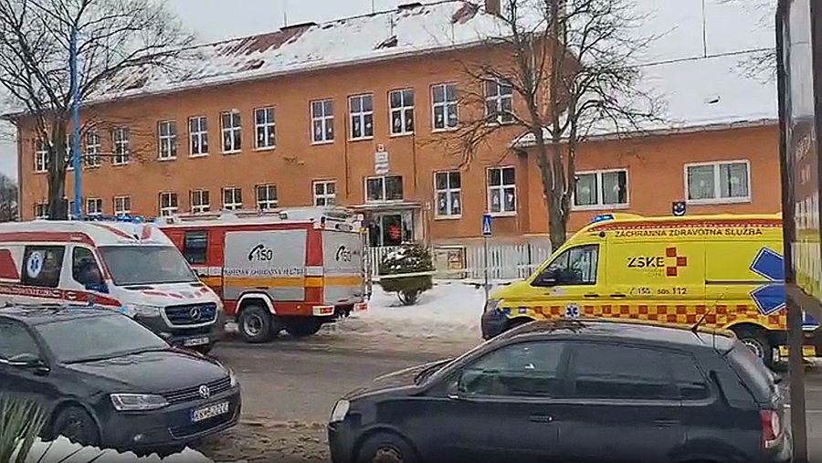18-годишен уби двама при нападение с нож в училище